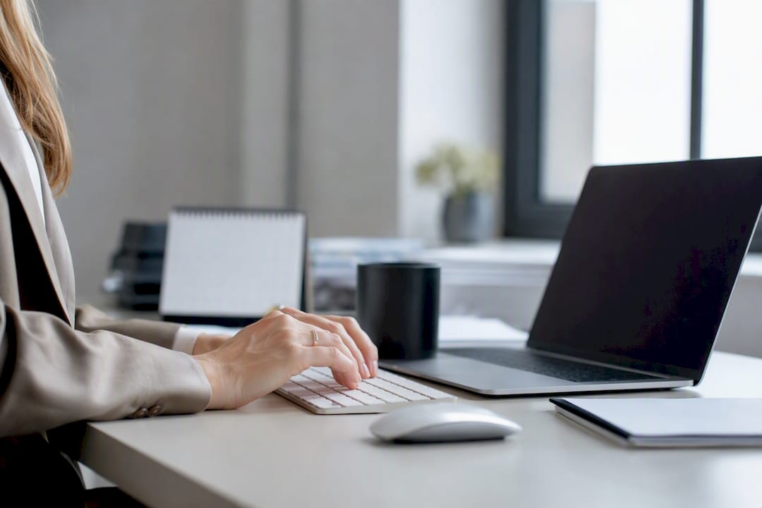 Hände, die Lohnabrechnungsdaten in die Tastatur eingeben