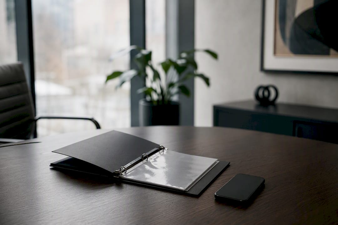 Ordner und Tablet auf dem Bürotisch