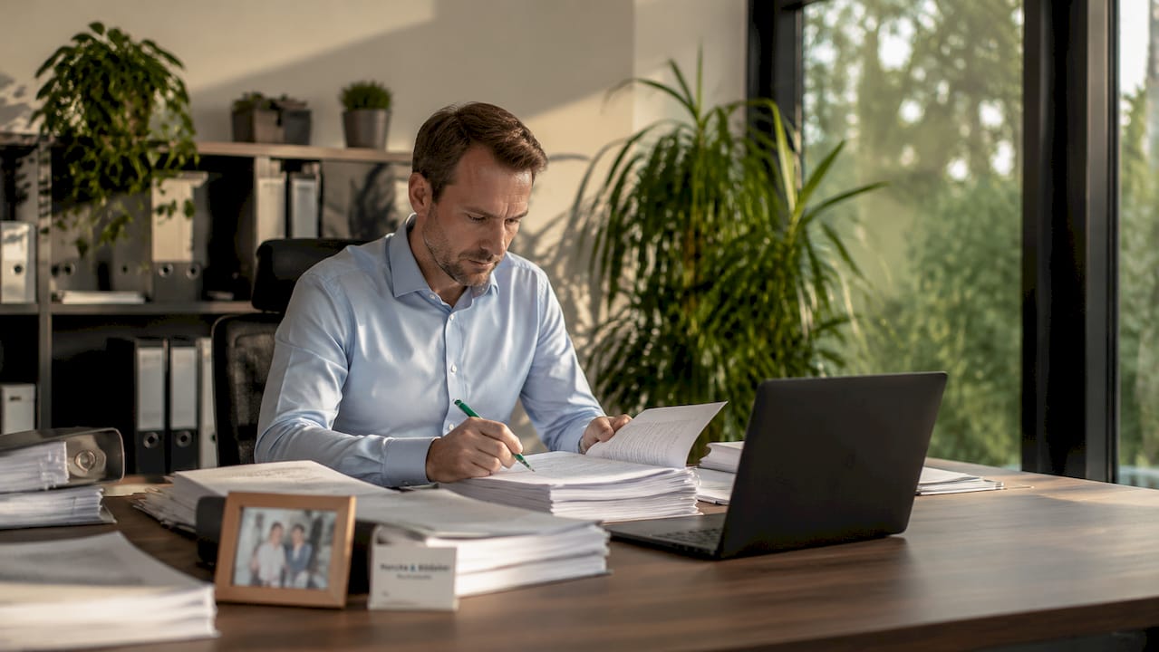Eine HR-Managerin vertieft sich in die Lektüre des Betriebsverfassungsgesetzes.