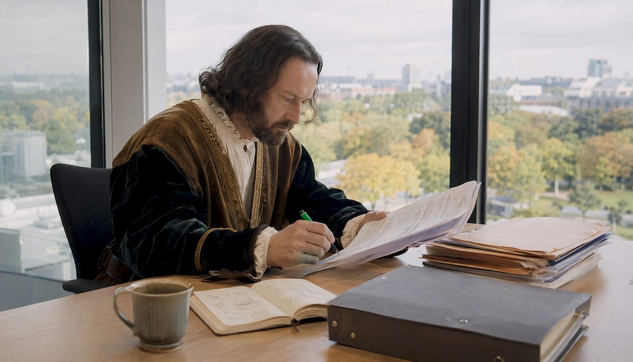 Ein Jurist prüft Unterlagen zur Übernahme von Zeitarbeitskräften ins Unternehmen.